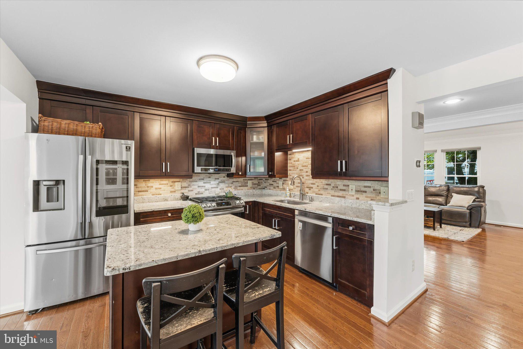 166 SHIRLEY SQUARE SE