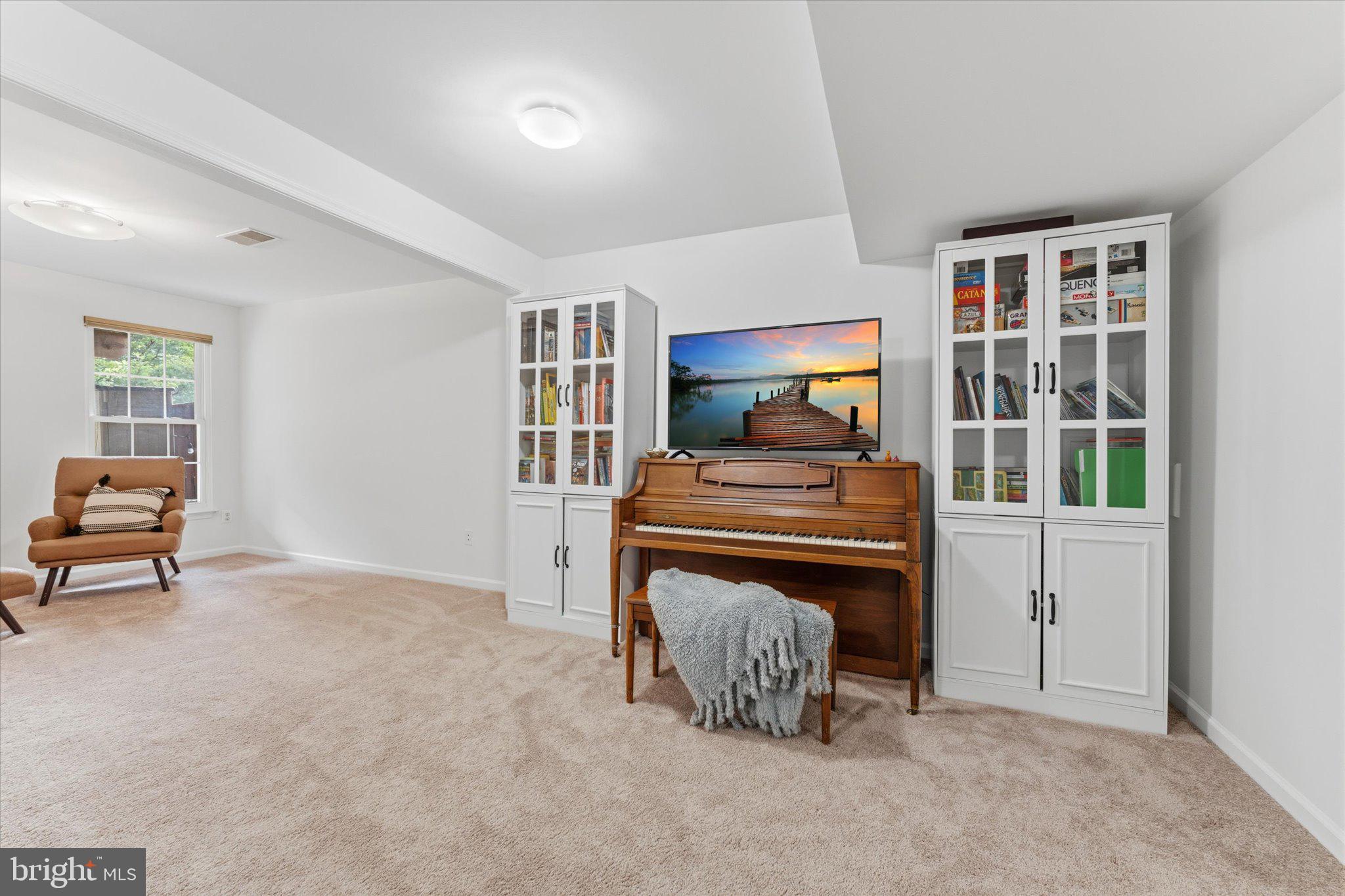 166 SHIRLEY SQUARE SE