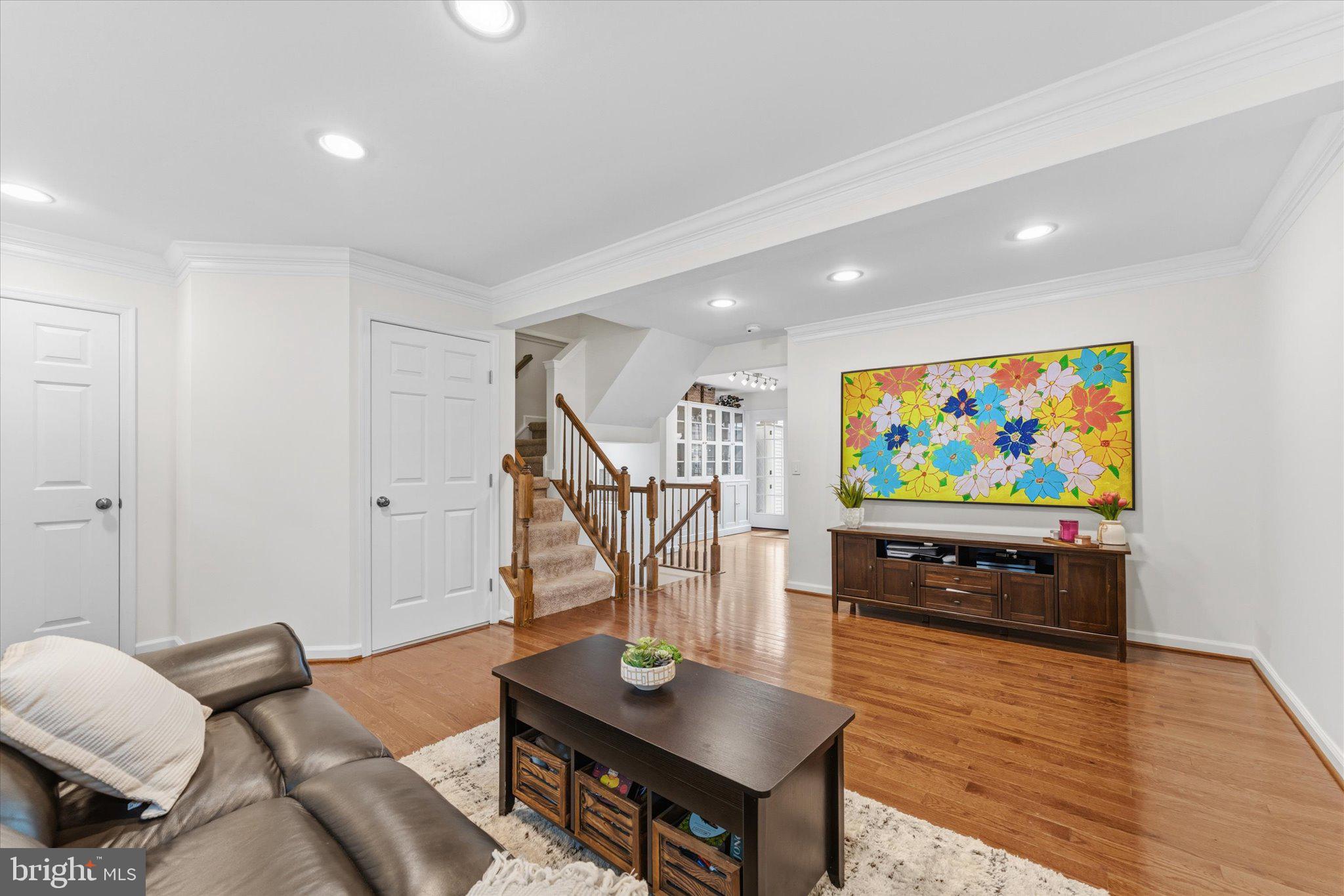 166 SHIRLEY SQUARE SE