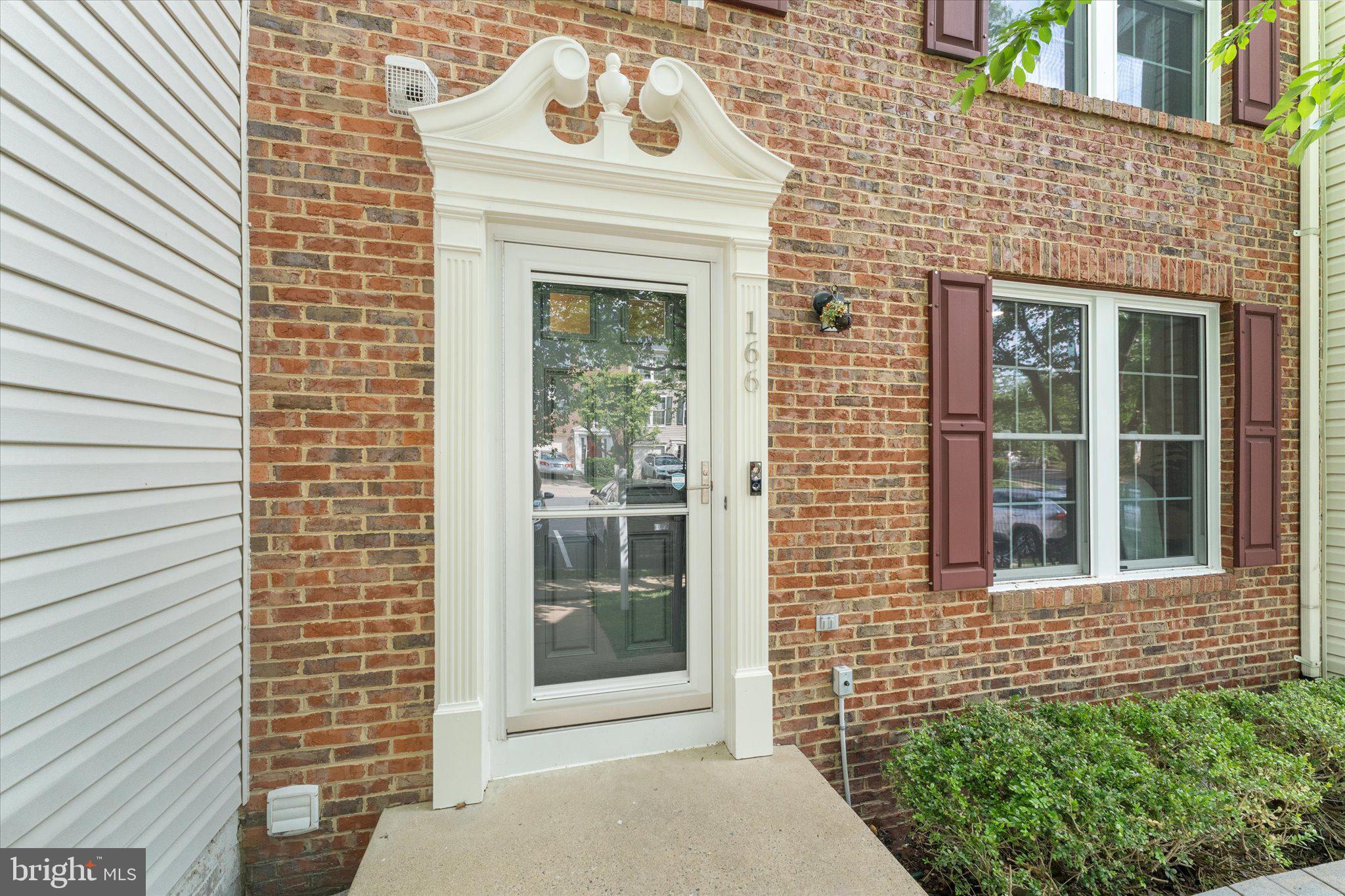 166 SHIRLEY SQUARE SE