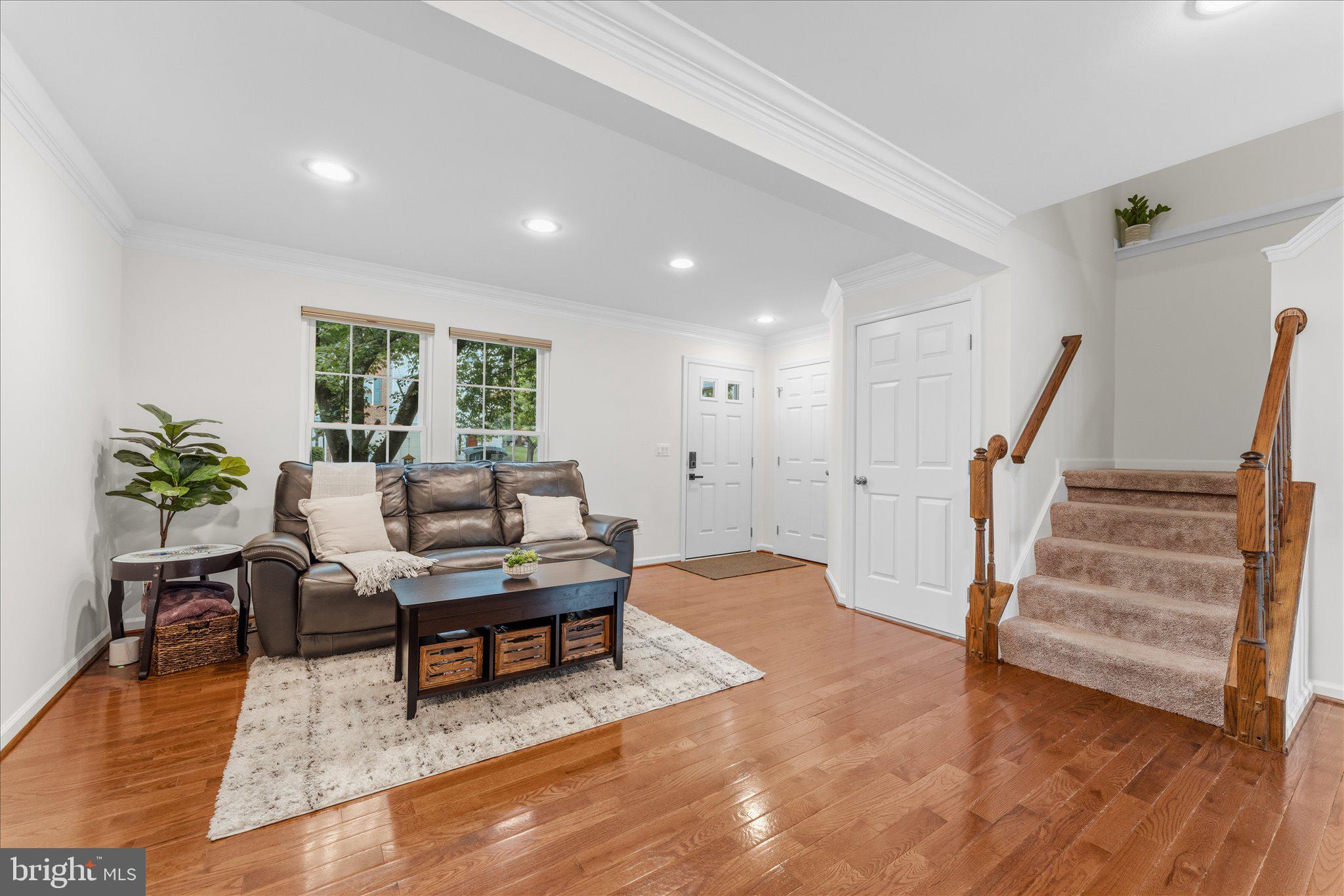 166 SHIRLEY SQUARE SE