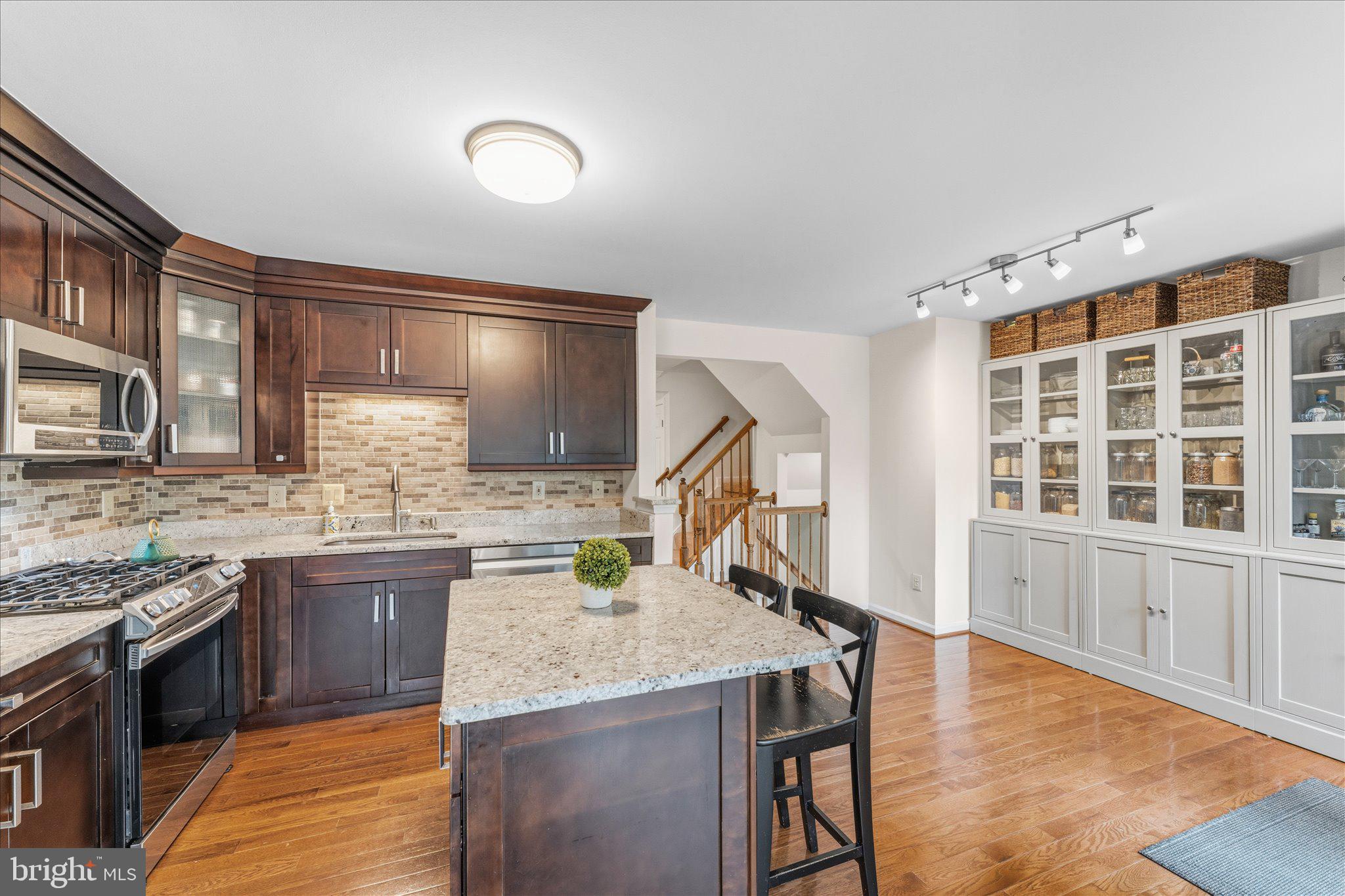 166 SHIRLEY SQUARE SE