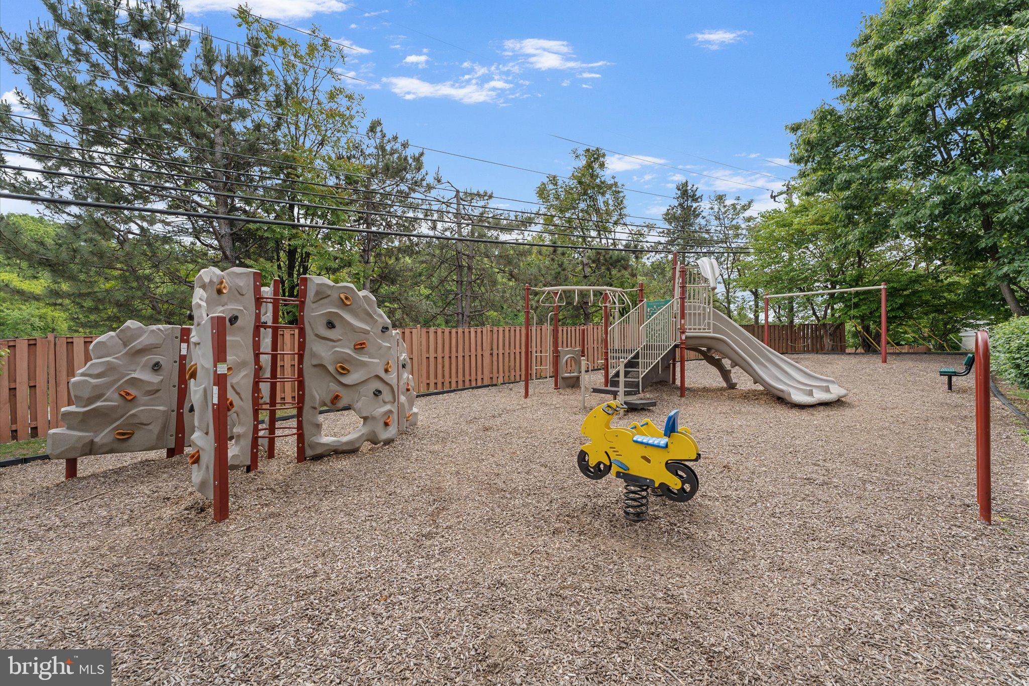 166 SHIRLEY SQUARE SE