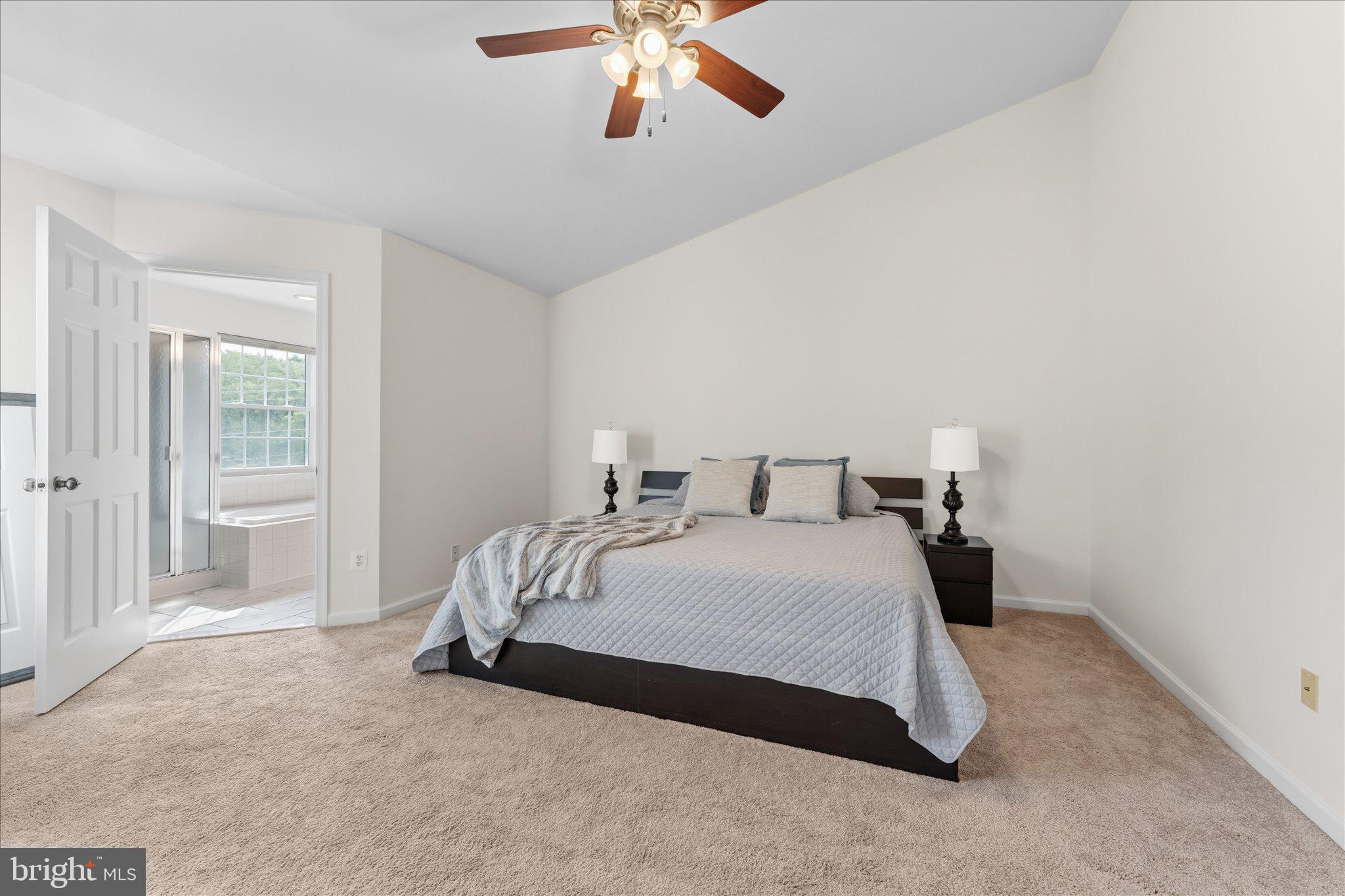 166 SHIRLEY SQUARE SE