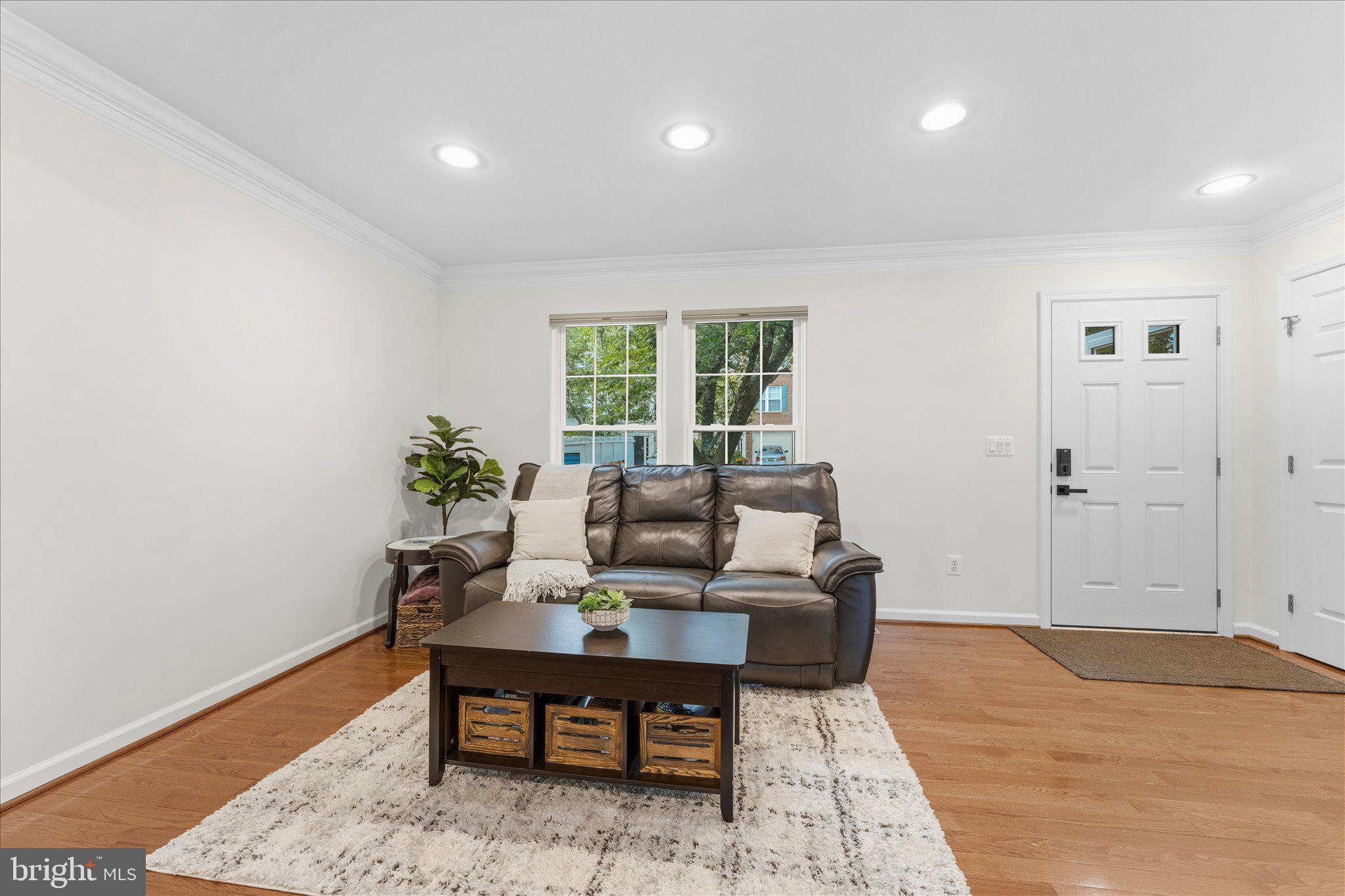 166 SHIRLEY SQUARE SE