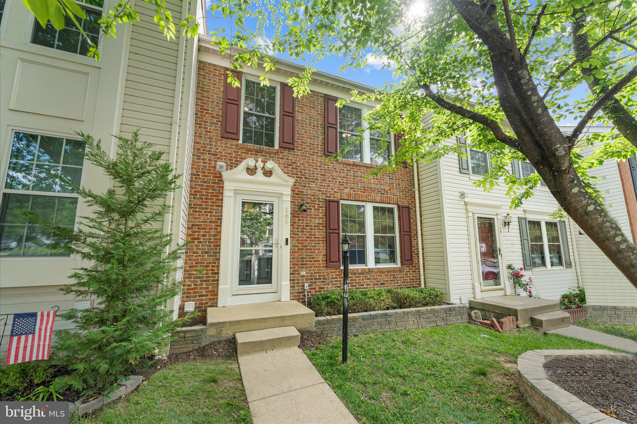 166 SHIRLEY SQUARE SE