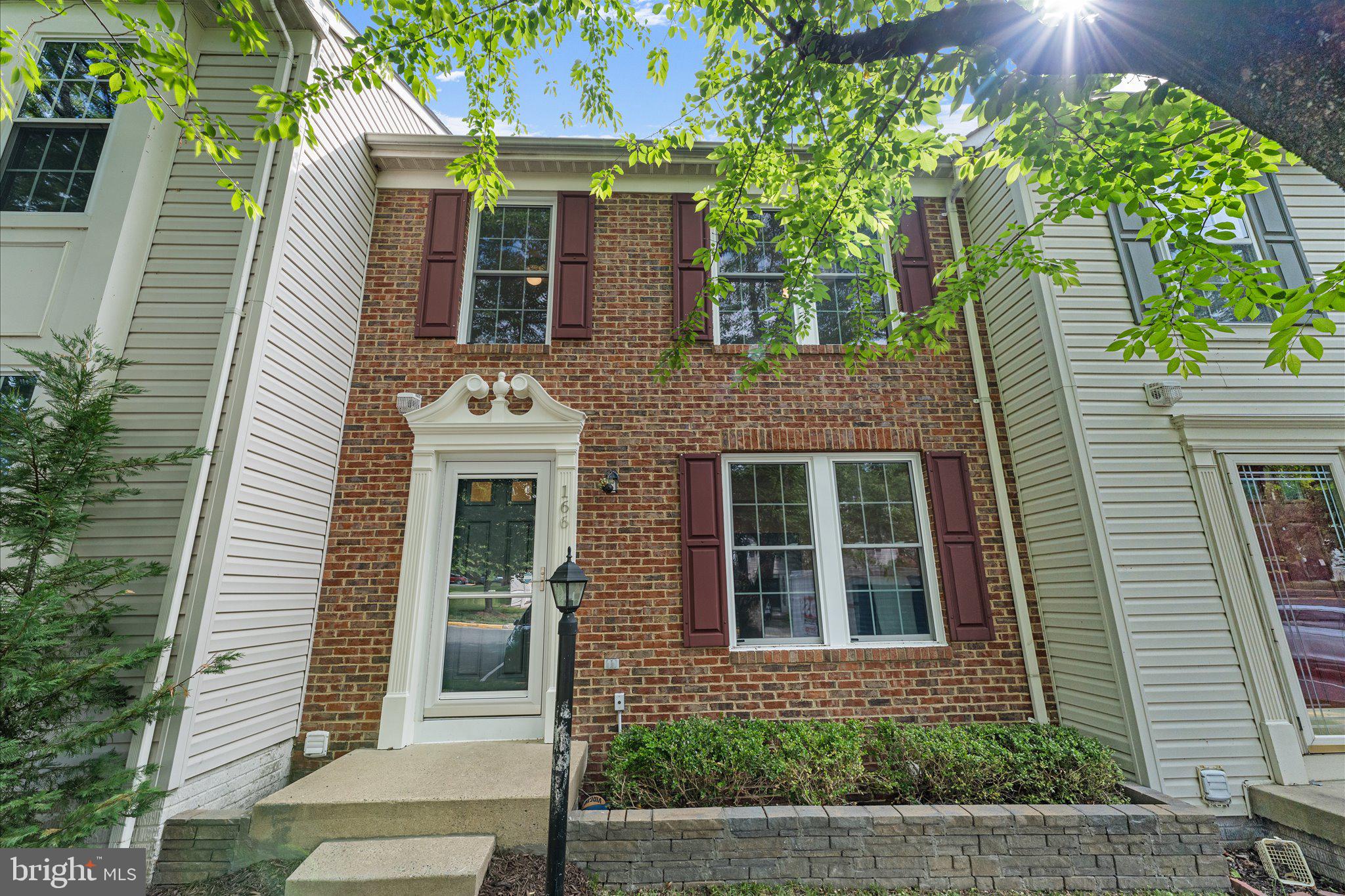 166 SHIRLEY SQUARE SE