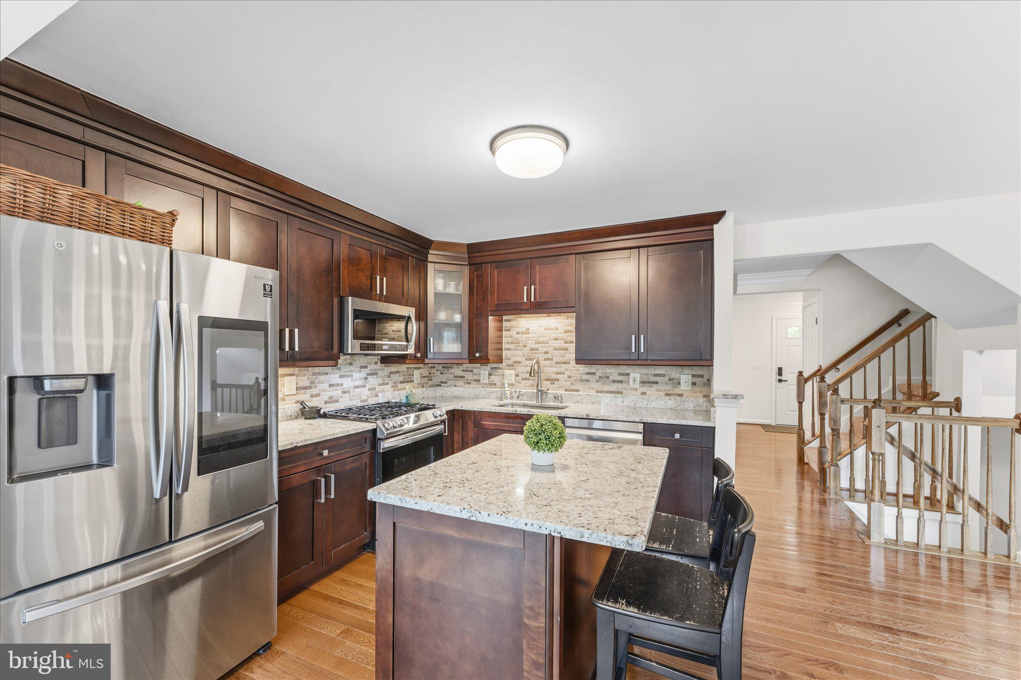 166 SHIRLEY SQUARE SE