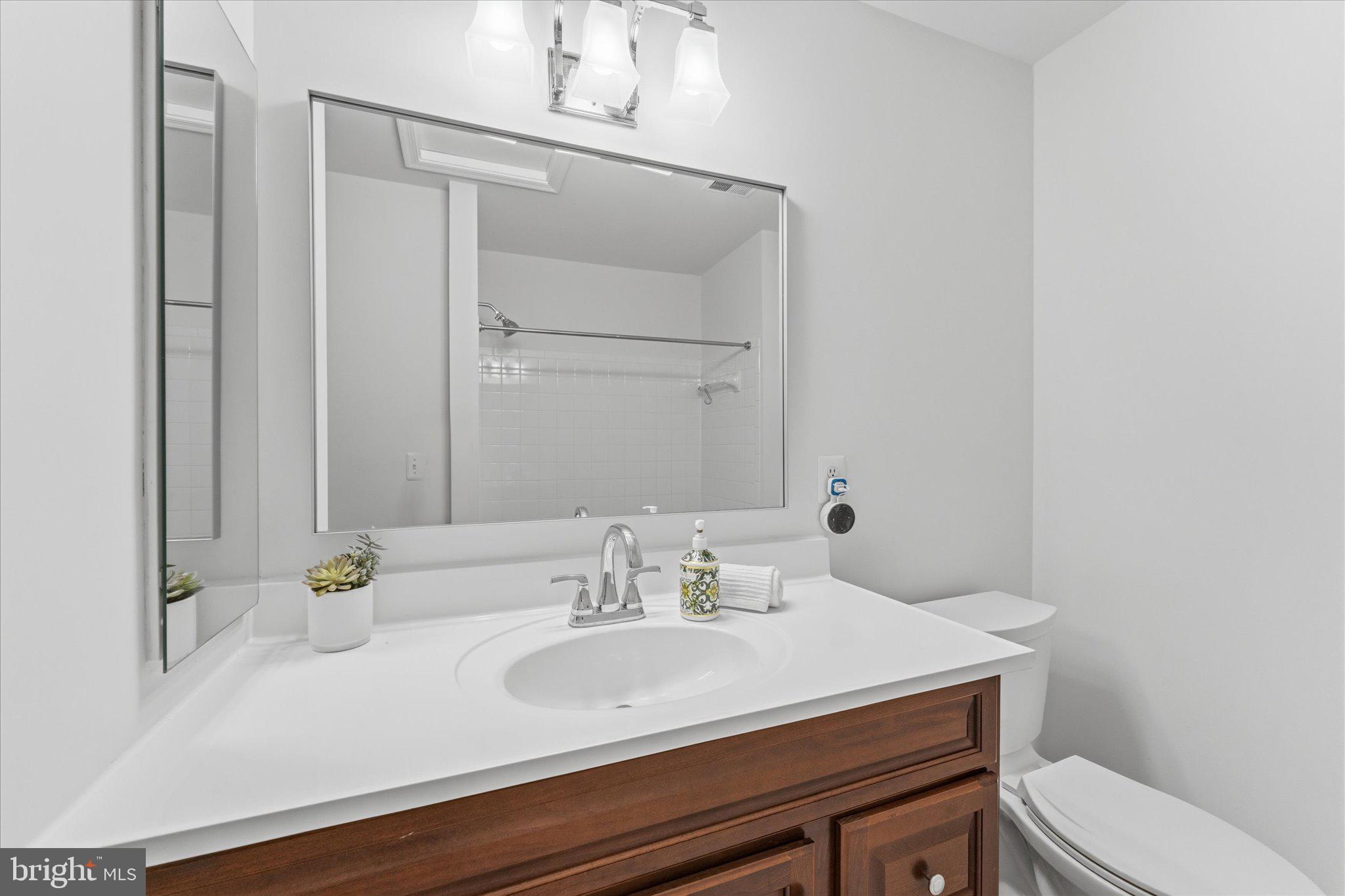 166 SHIRLEY SQUARE SE