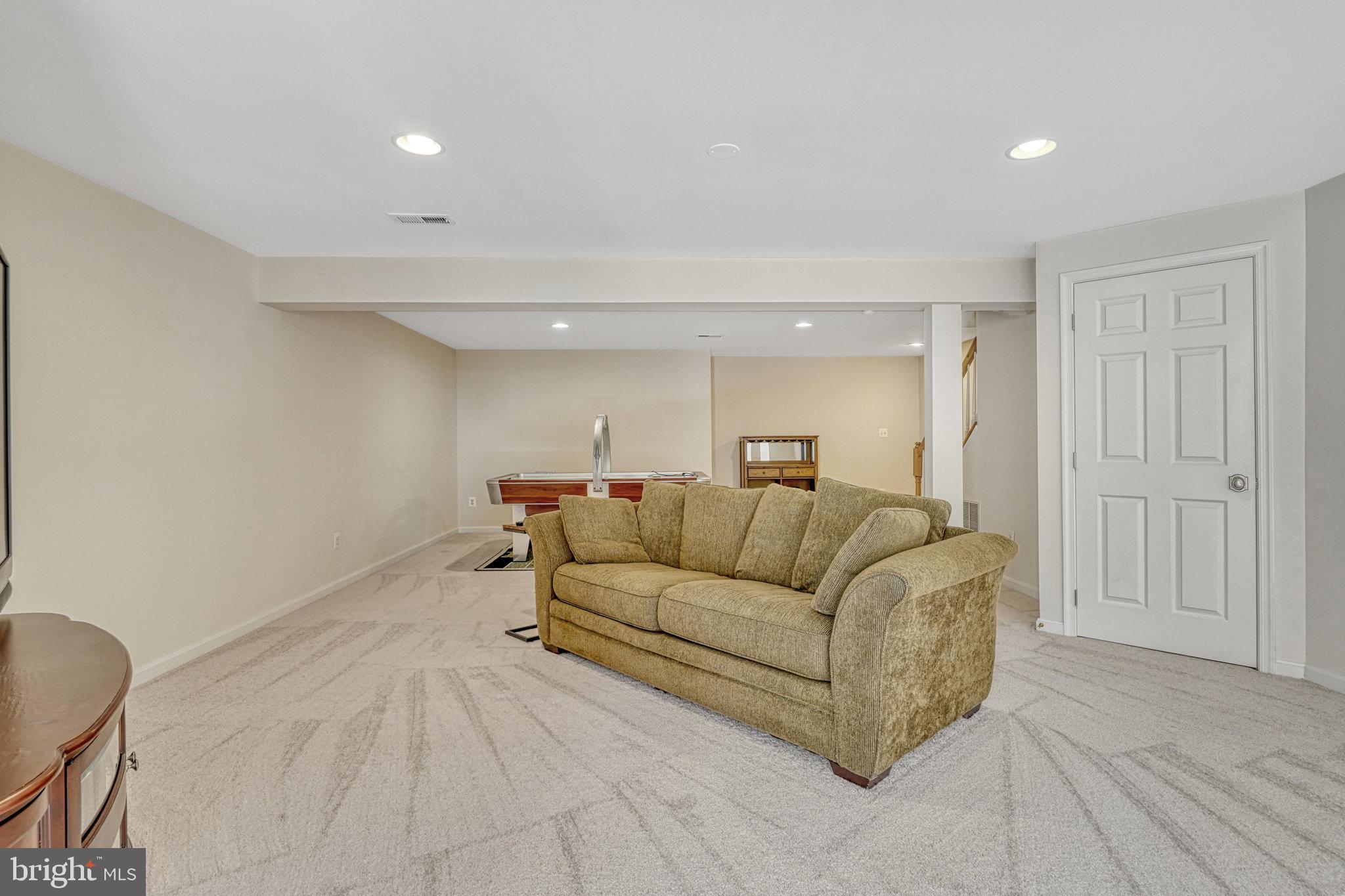 9573 Loma Dr