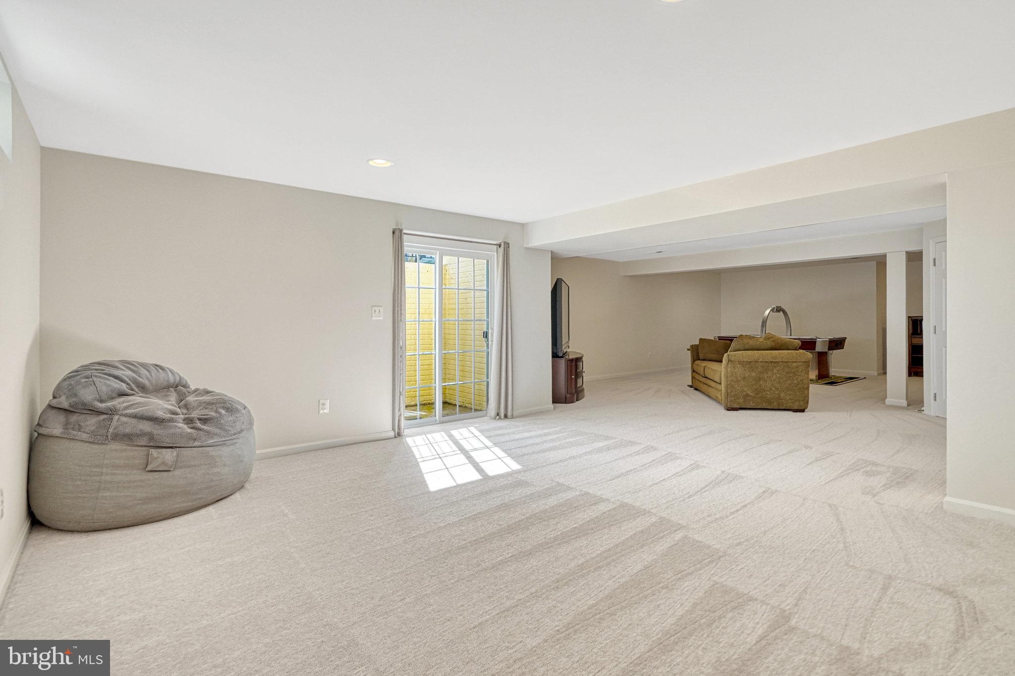 9573 Loma Dr