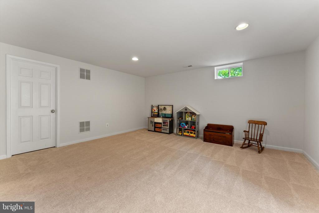 9573 Loma Dr