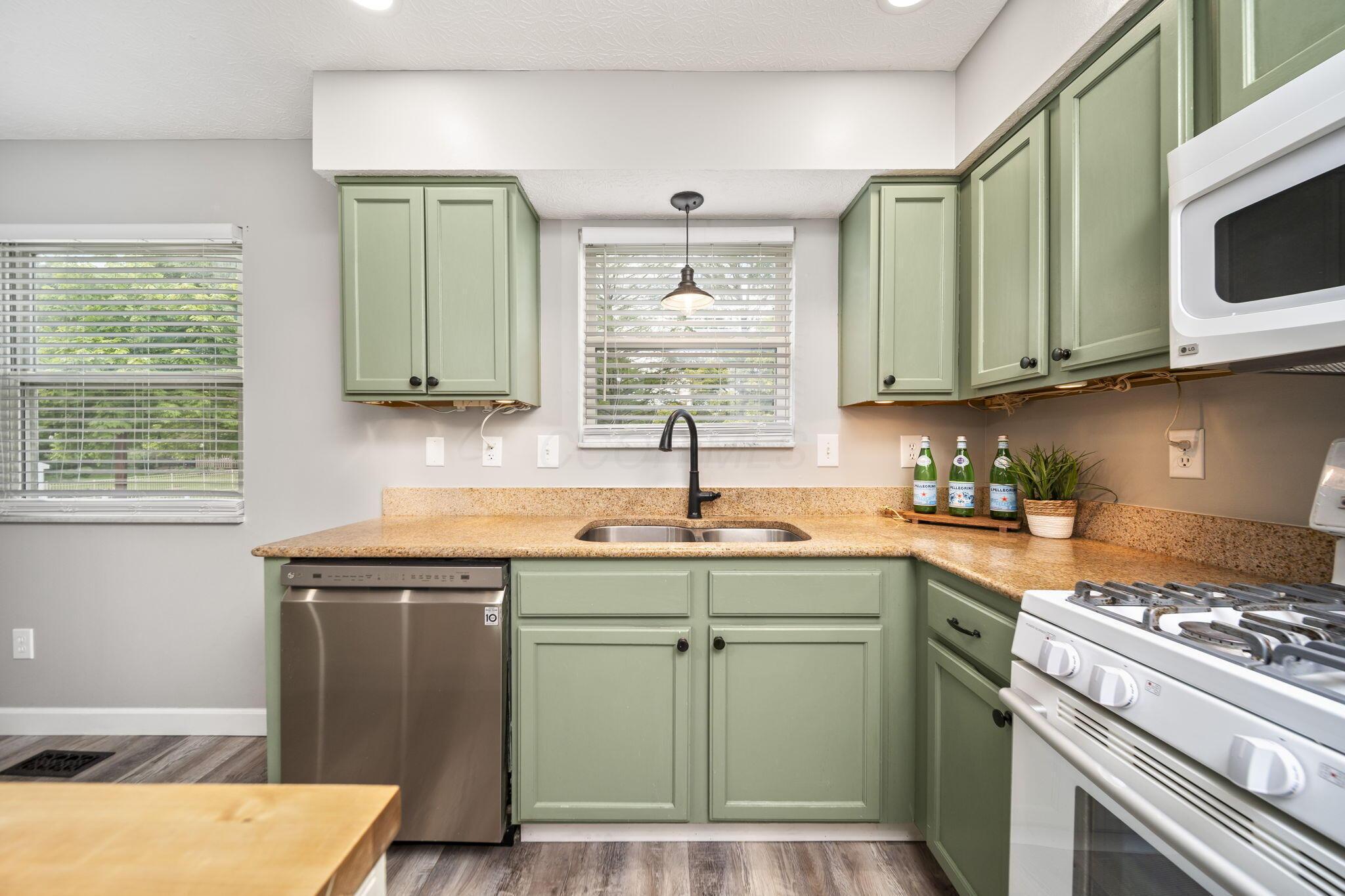965 Thornapple Grove