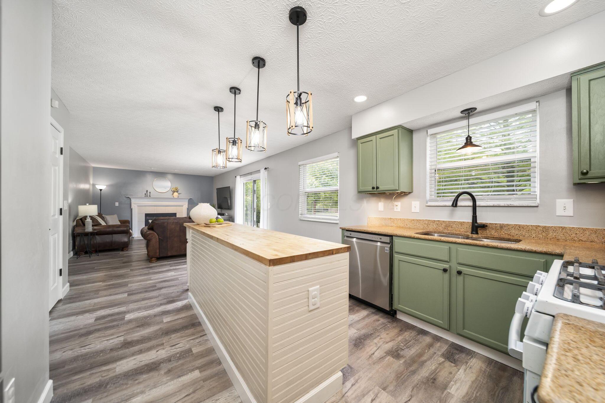 965 Thornapple Grove