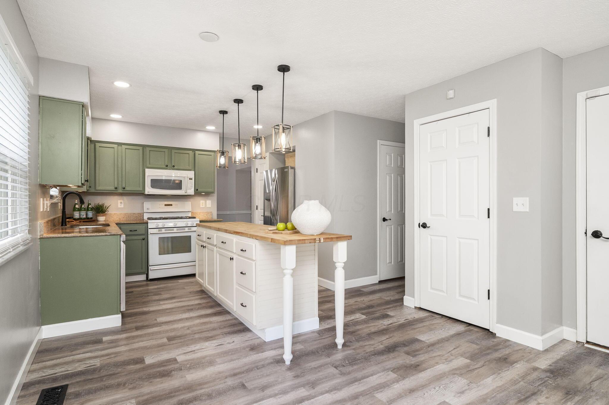 965 Thornapple Grove