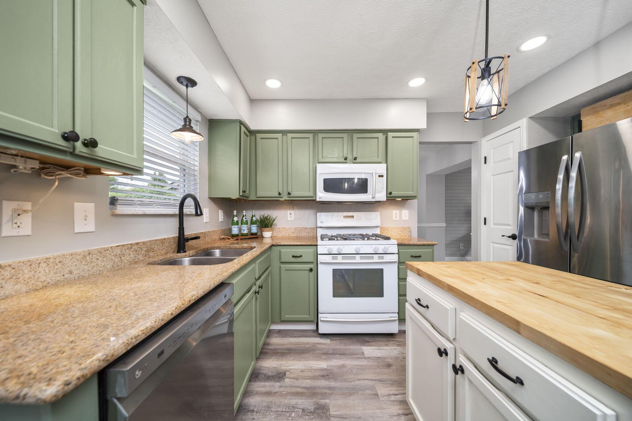 965 Thornapple Grove