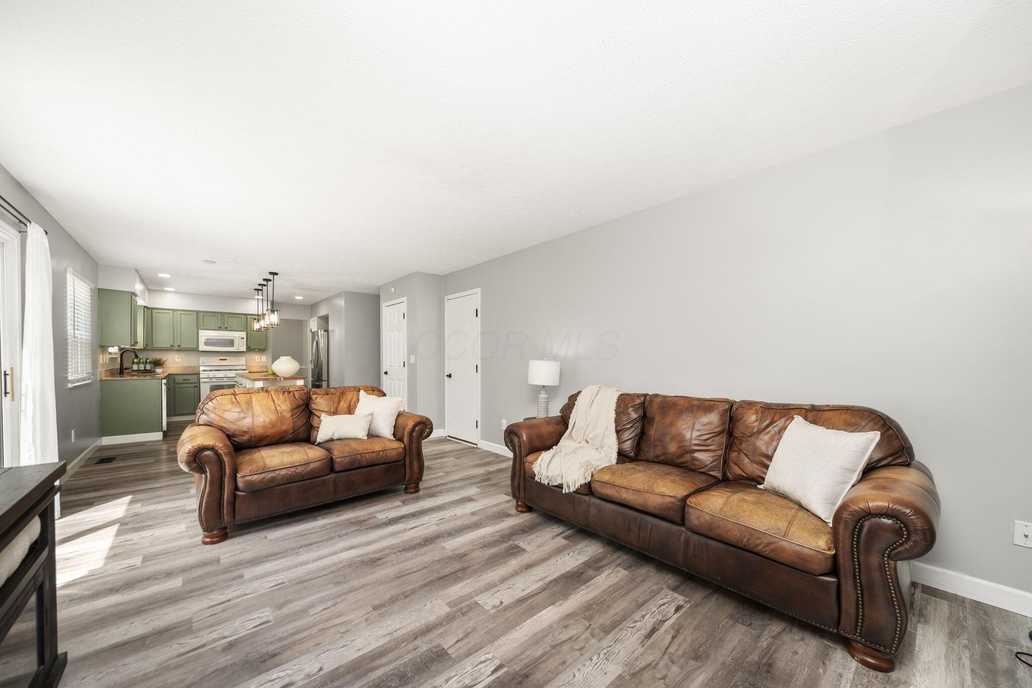 965 Thornapple Grove