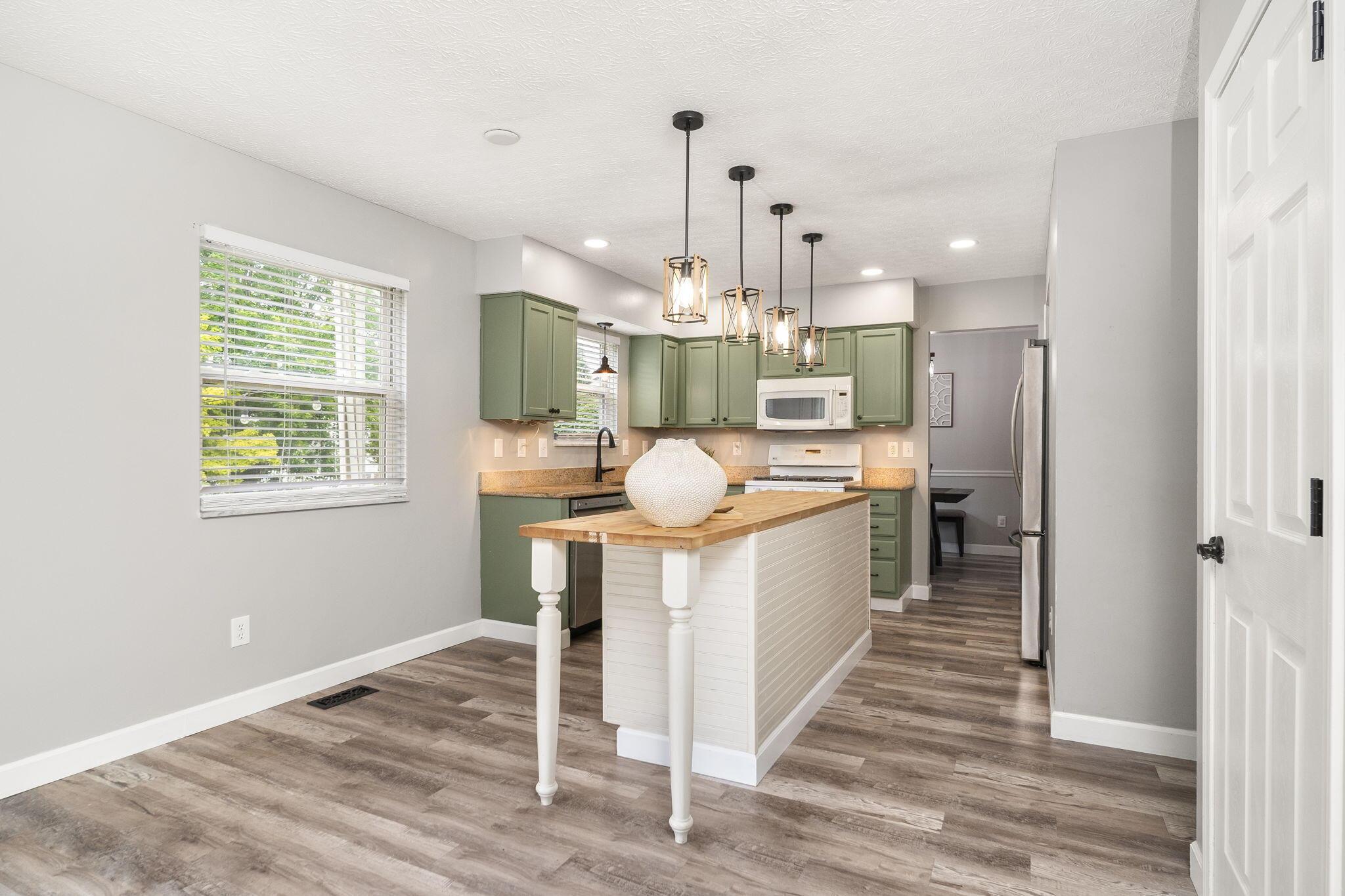 965 Thornapple Grove