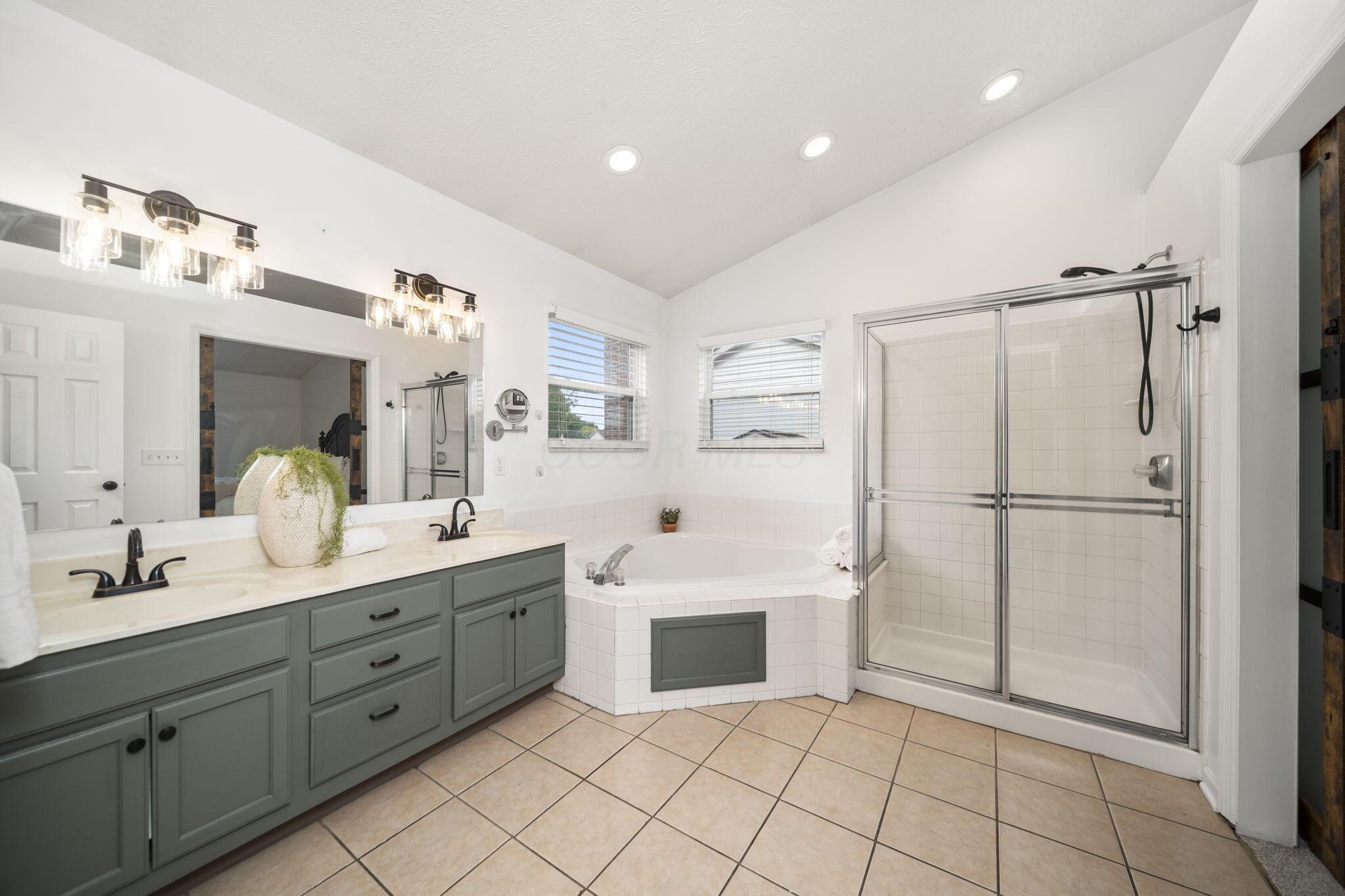 965 Thornapple Grove
