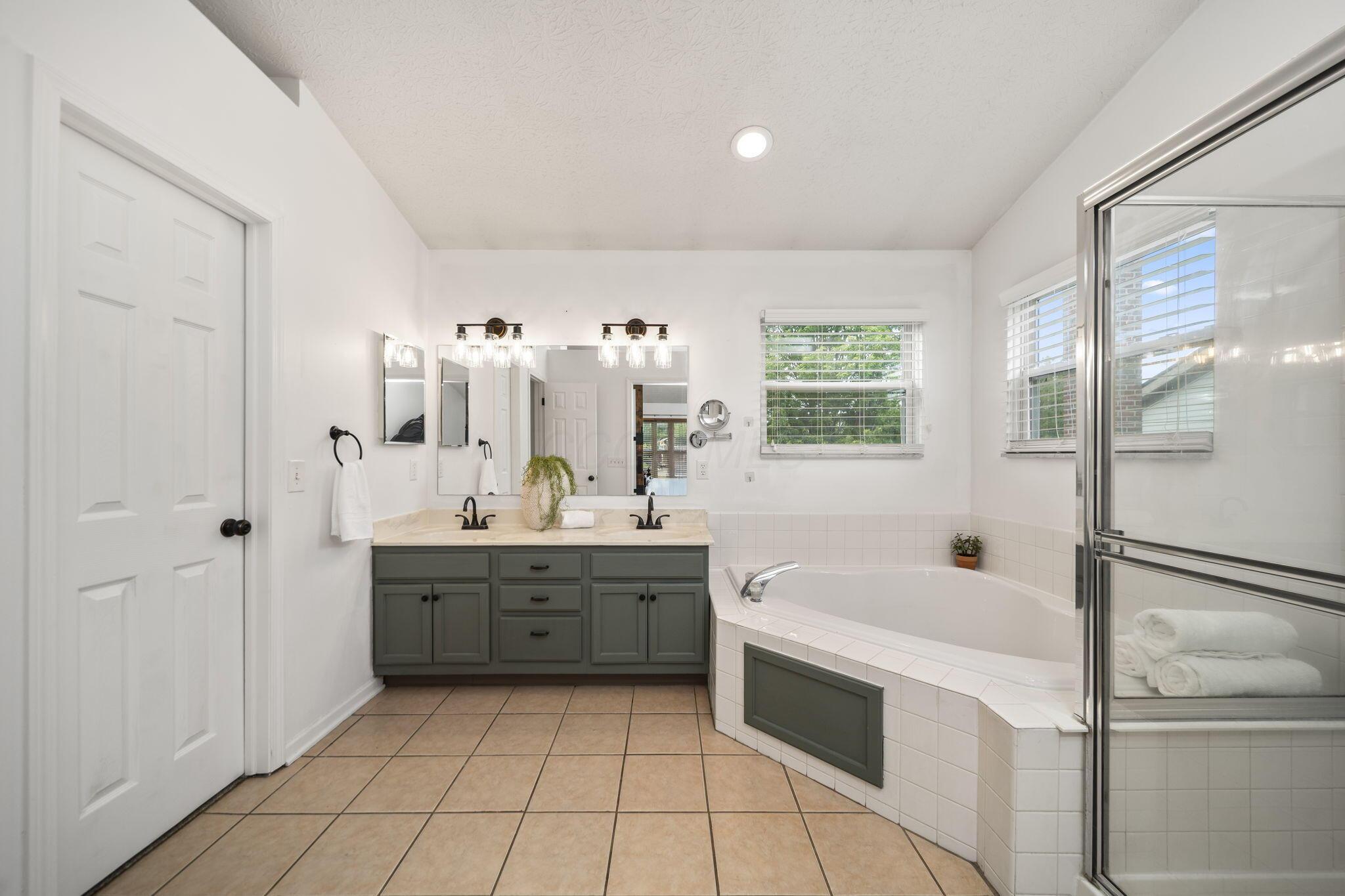965 Thornapple Grove