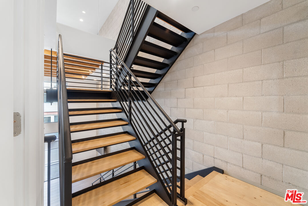 3450 Cahuenga Blvd Unit: 411