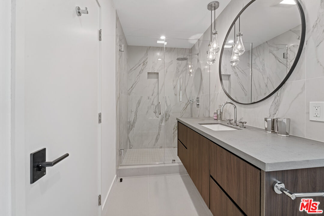 3305 Ocean Front Walk Unit: 2