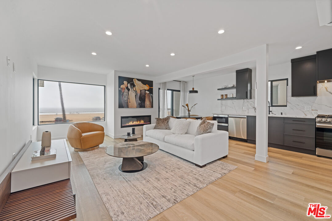 3305 Ocean Front Walk Unit: 2