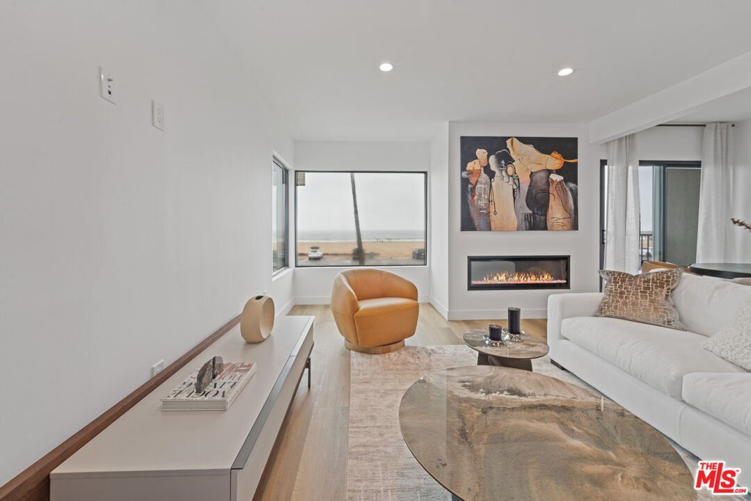 3305 Ocean Front Walk Unit: 2