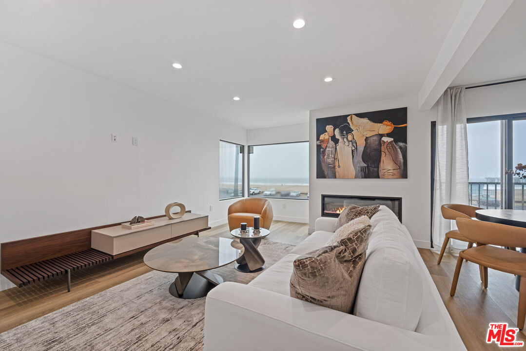 3305 Ocean Front Walk Unit: 2