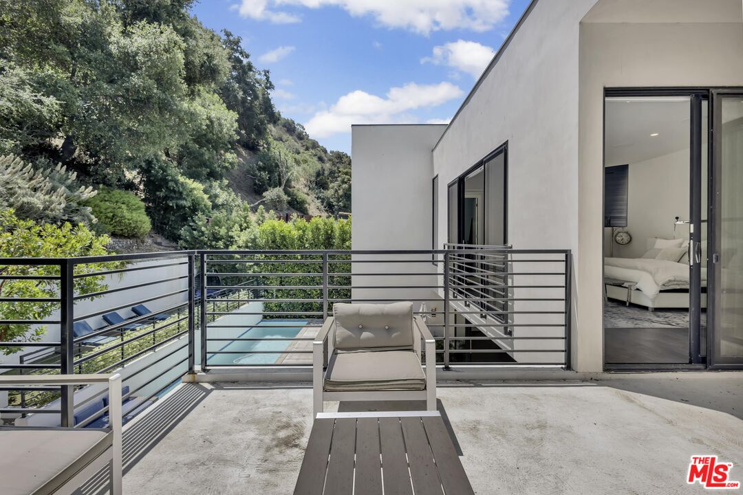 2044 Benedict Canyon Dr