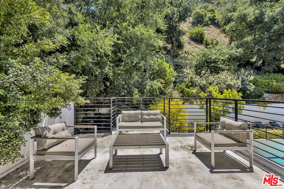 2044 Benedict Canyon Dr