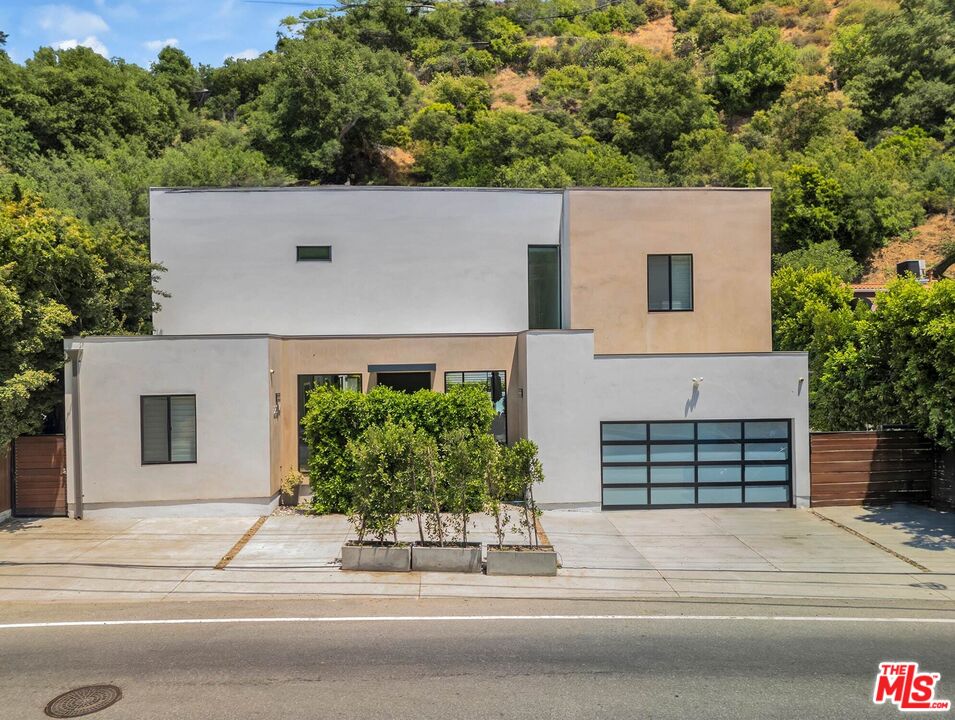 2044 Benedict Canyon Dr