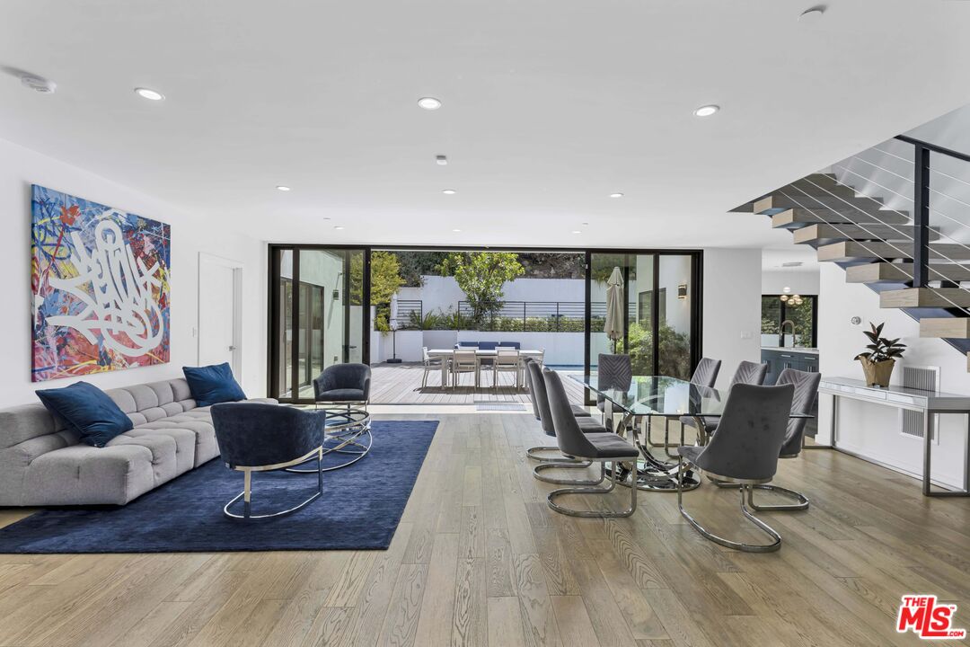2044 Benedict Canyon Dr