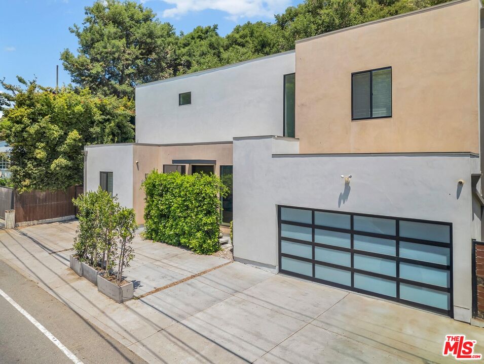 2044 Benedict Canyon Dr