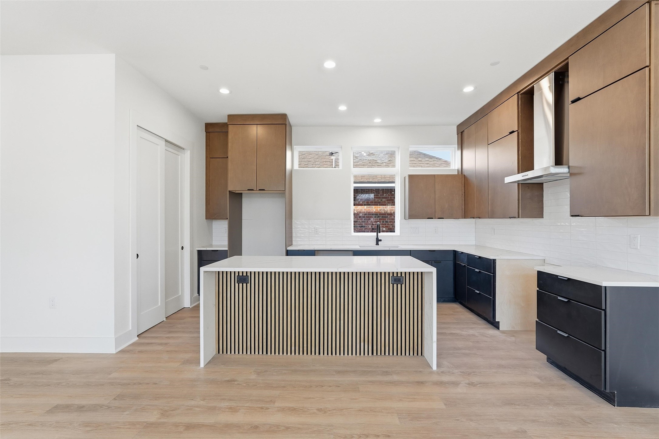 2202 N Carroll Avenue 101