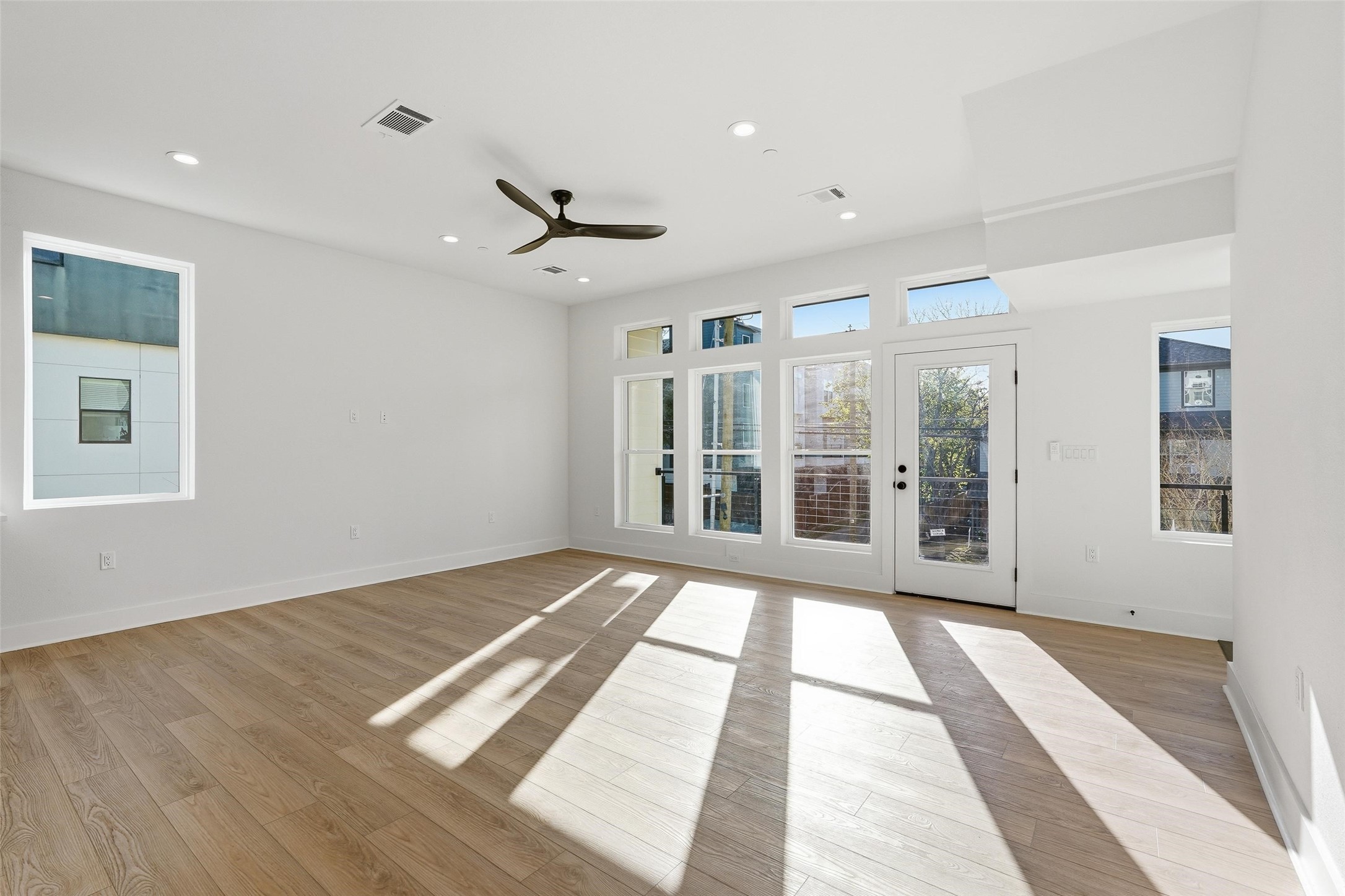 2202 N Carroll Avenue 101