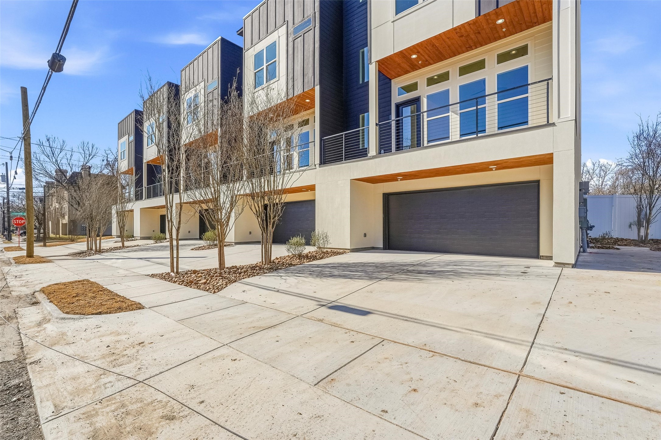 2202 N Carroll Avenue 101