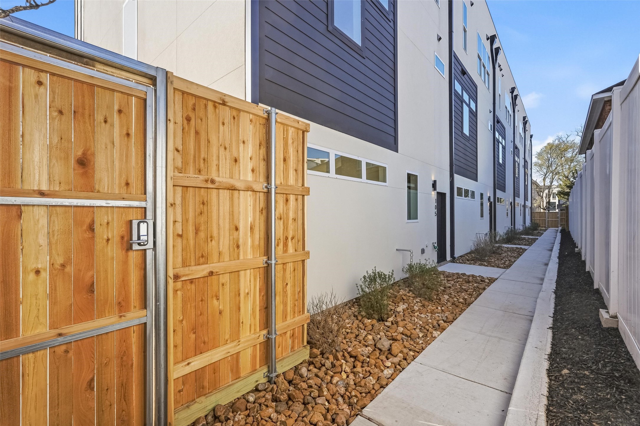 2202 N Carroll Avenue 101