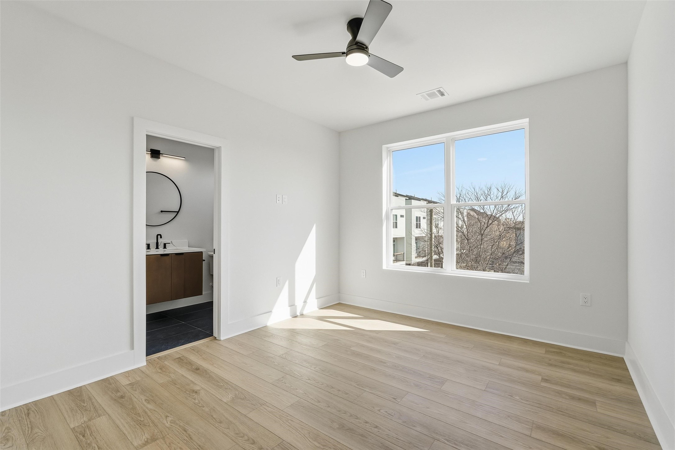 2202 N Carroll Avenue 101