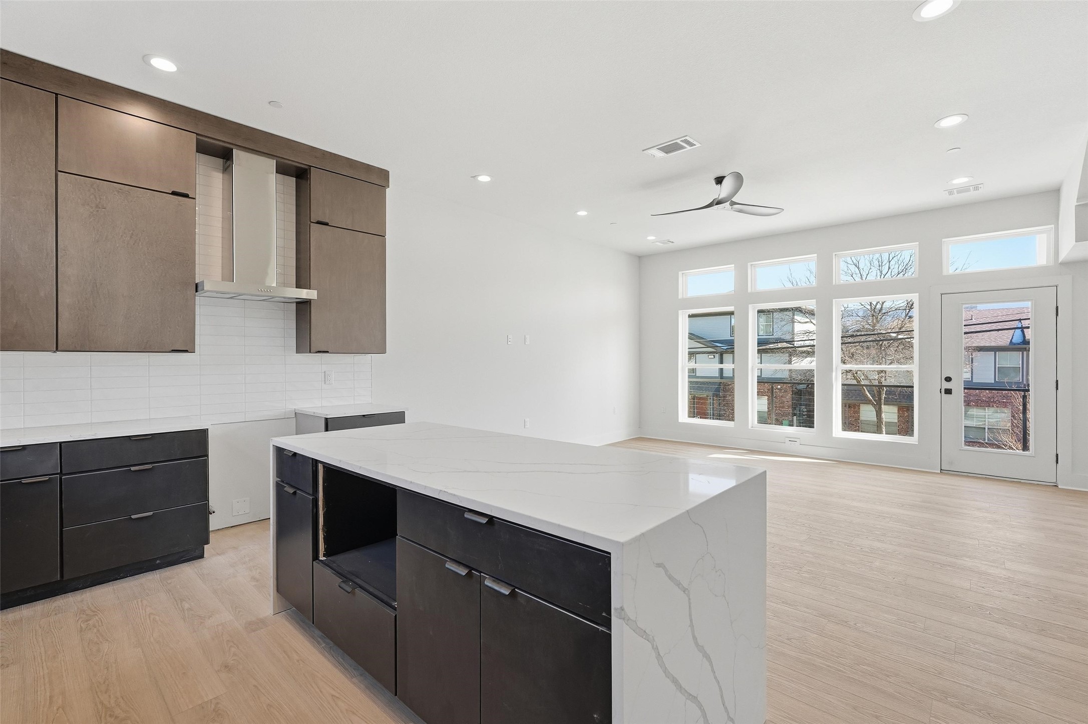 2202 N Carroll Avenue 102