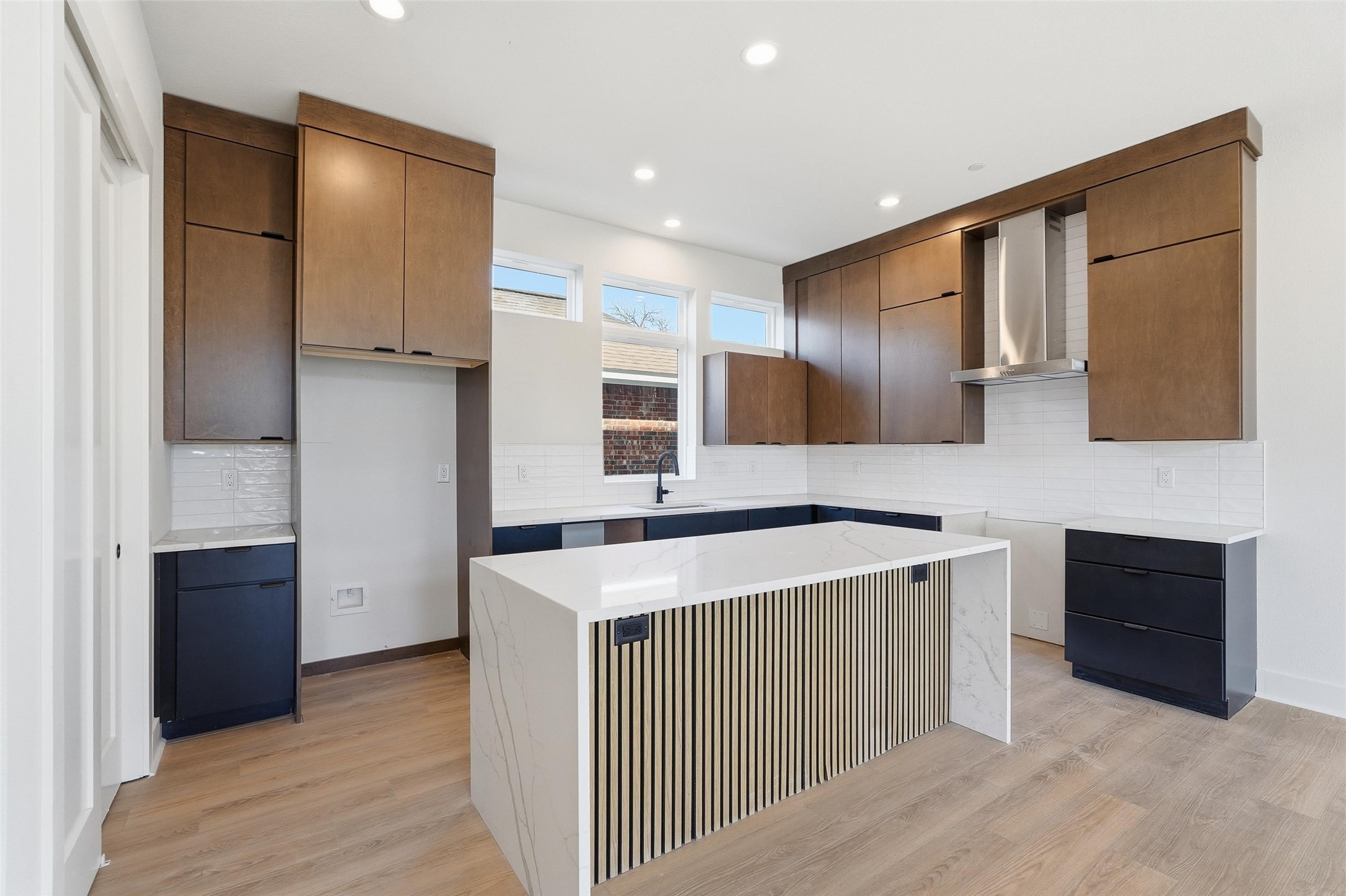 2202 N Carroll Avenue 102