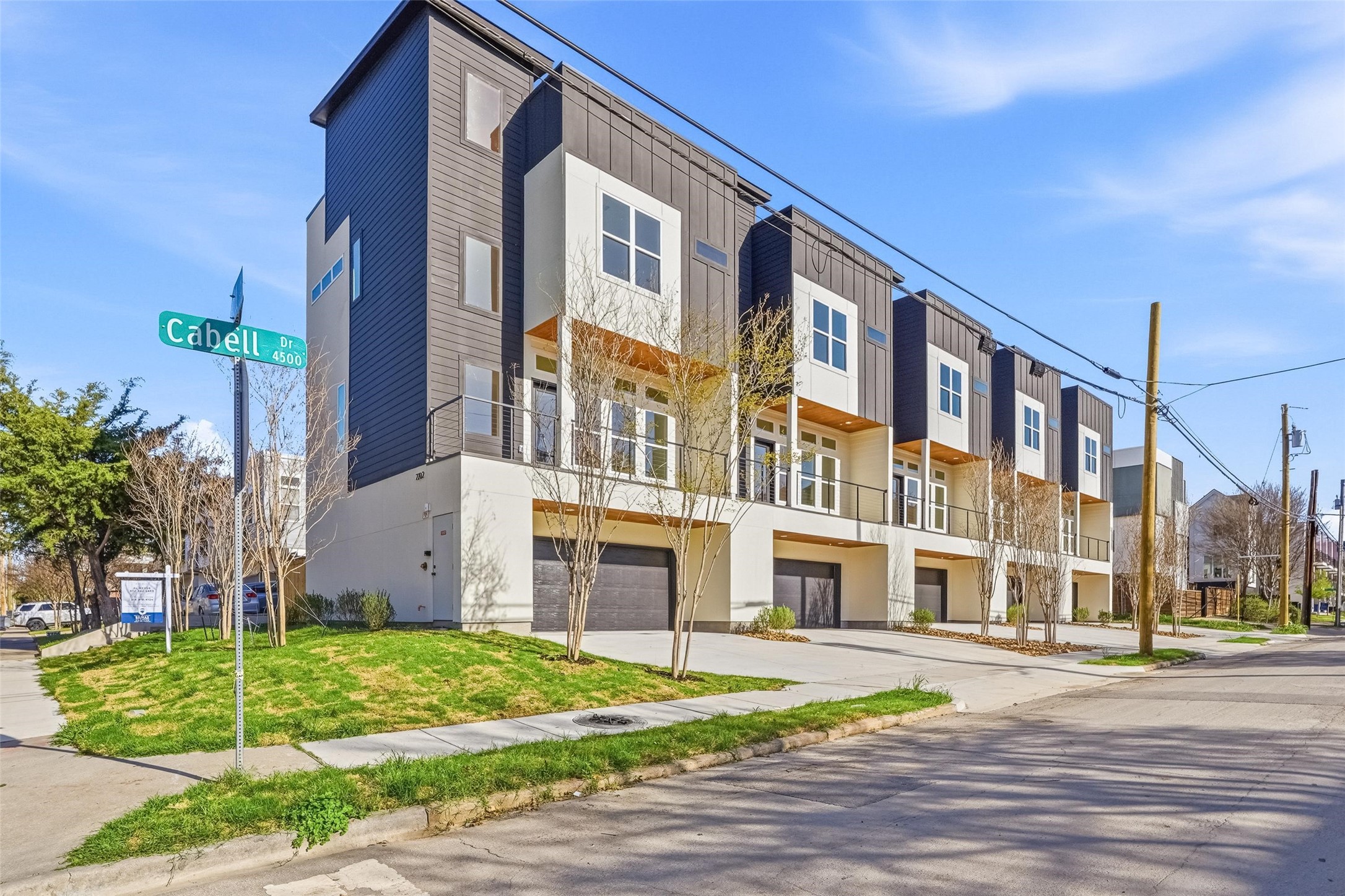 2202 N Carroll Avenue 103