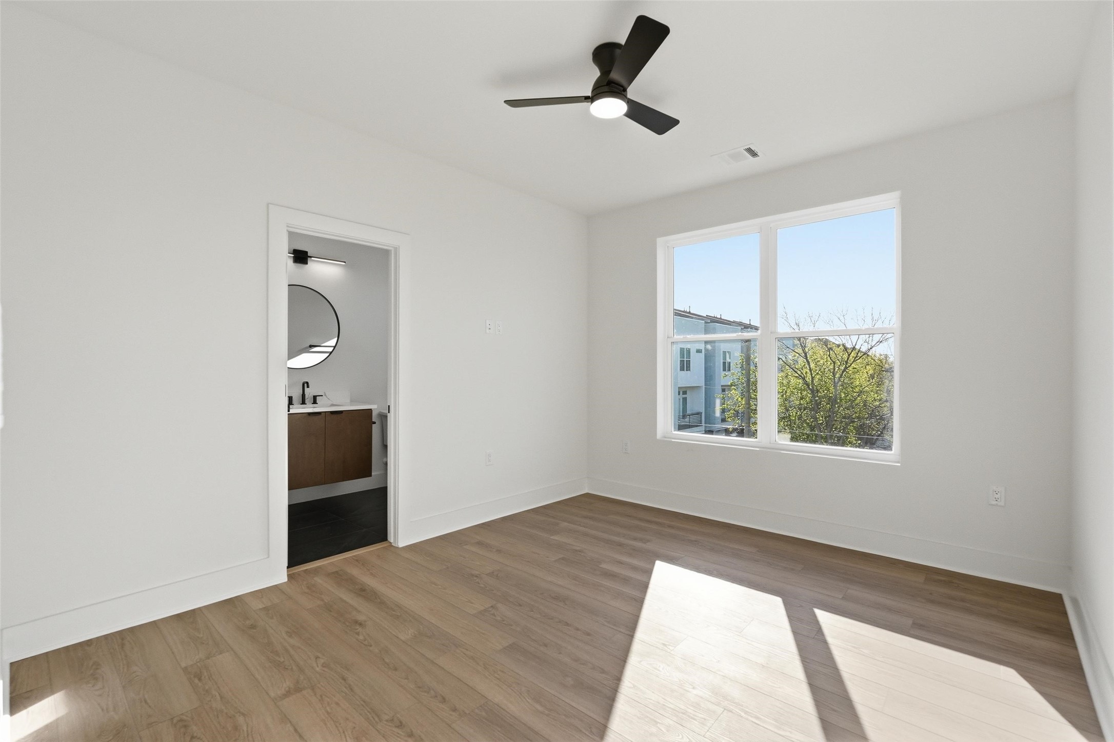 2202 N Carroll Avenue 103