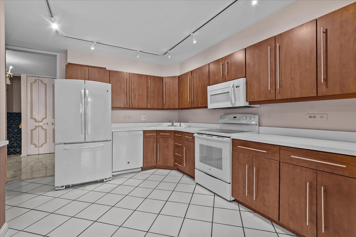 1500 Sheridan Road Unit: 9D