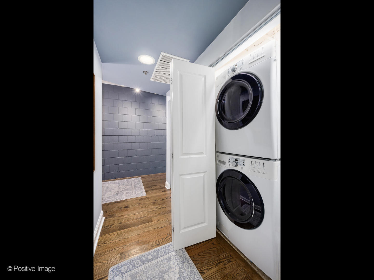 1100 W Montrose Avenue Unit: 207