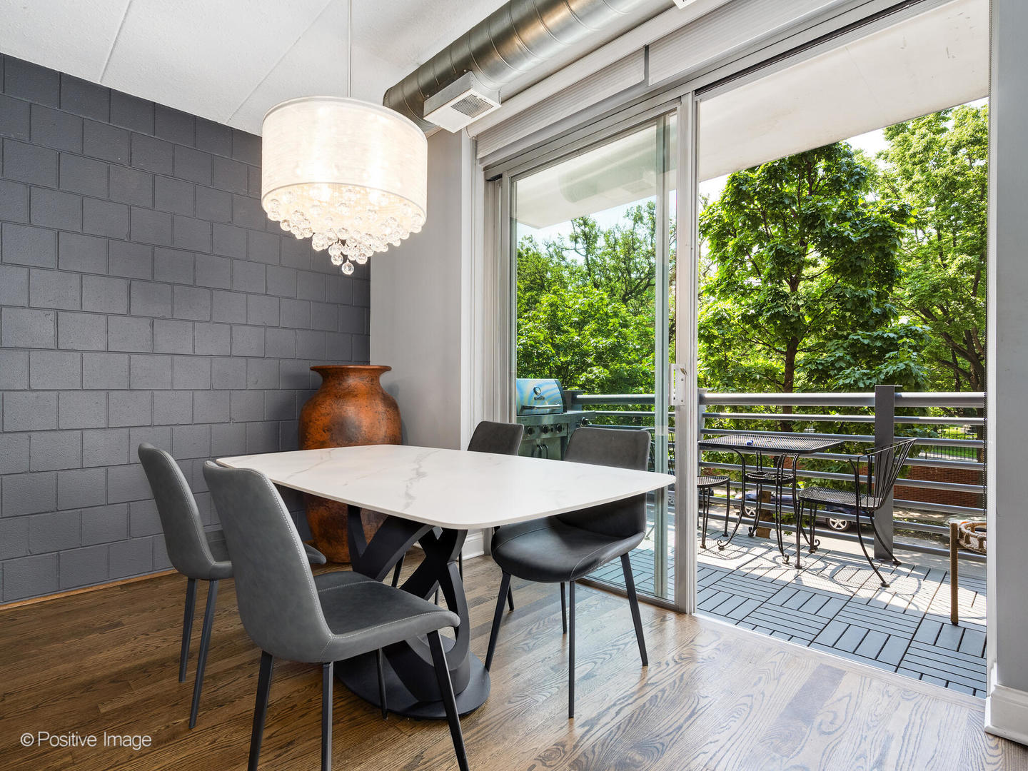 1100 W Montrose Avenue Unit: 207