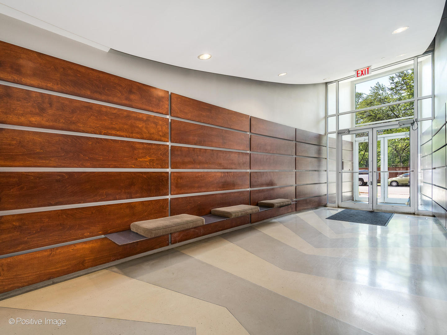 1100 W Montrose Avenue Unit: 207