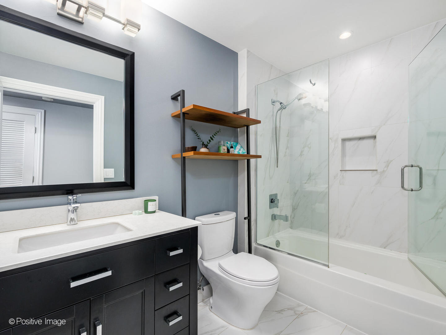 1100 W Montrose Avenue Unit: 207