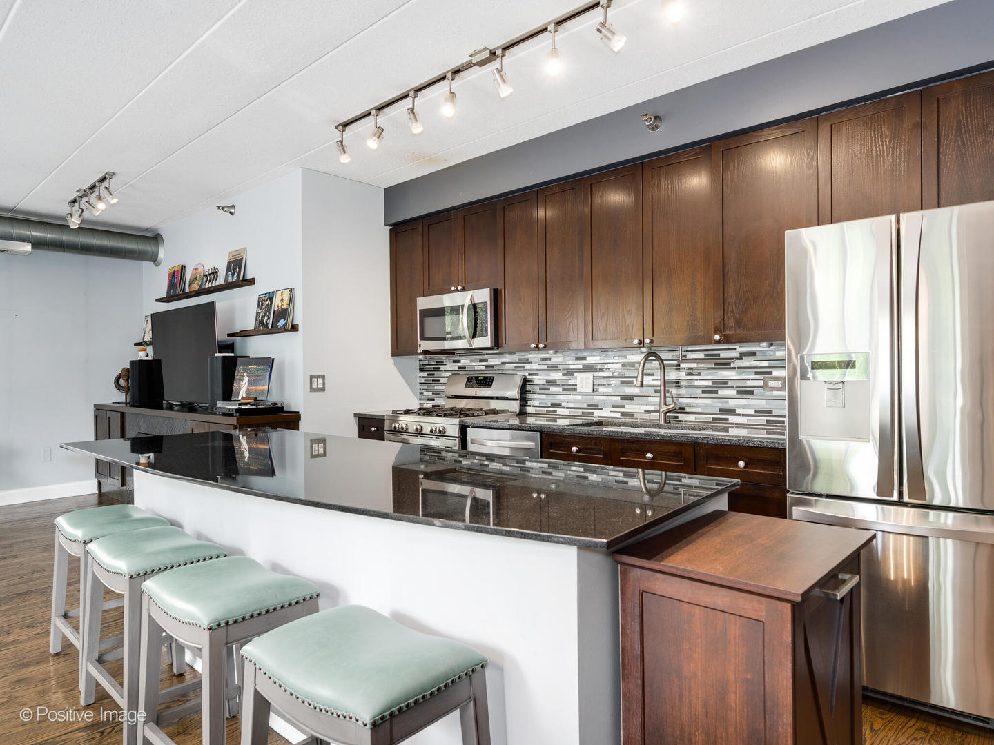1100 W Montrose Avenue Unit: 207