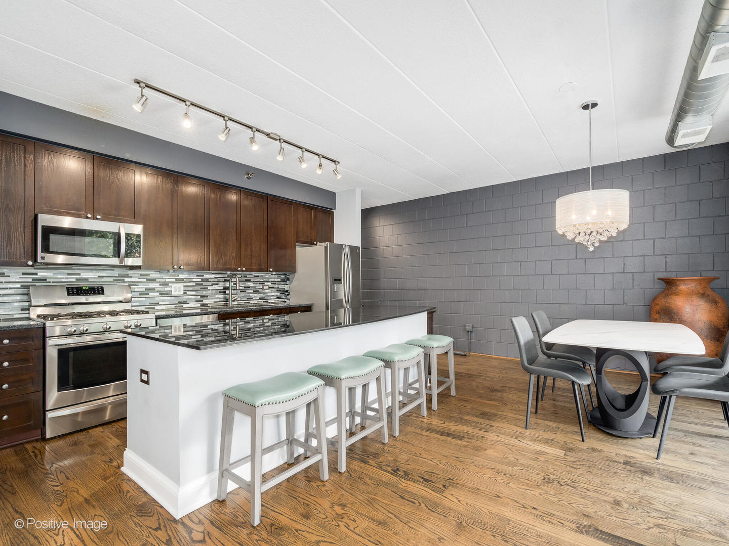 1100 W Montrose Avenue Unit: 207